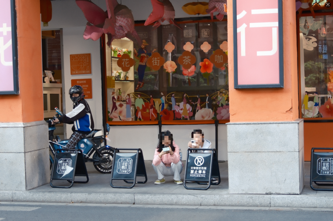 内地游客问：在香港为啥不能蹲？