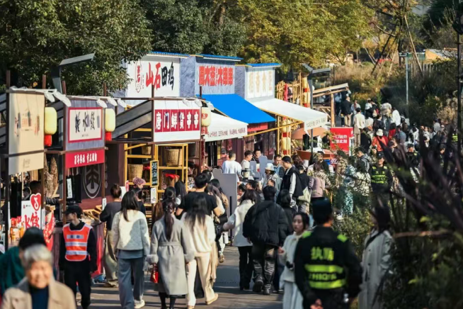 从线上高热度到线下新增量：抖音生活服务烟火榜的共赢逻辑