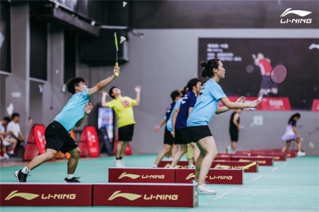 2025李宁杯羽毛球双打邀请赛深圳站开赛 世界冠军徐晨空降现场，与参赛选手共启羽球盛宴