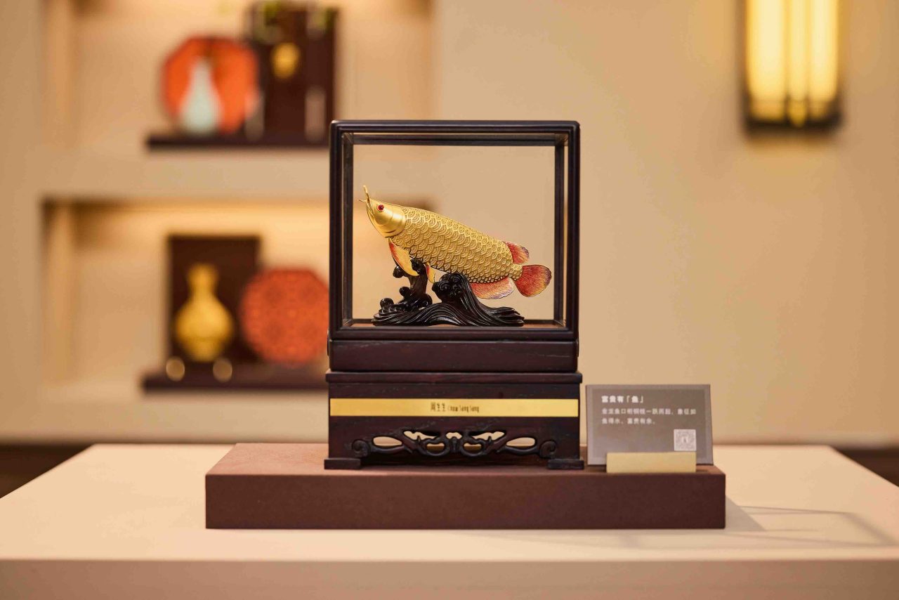 串珠变鞋饰、黄金上帽檐:周生生亮相天猫超级首饰发布,掀起年轻人黄金佩戴新潮流