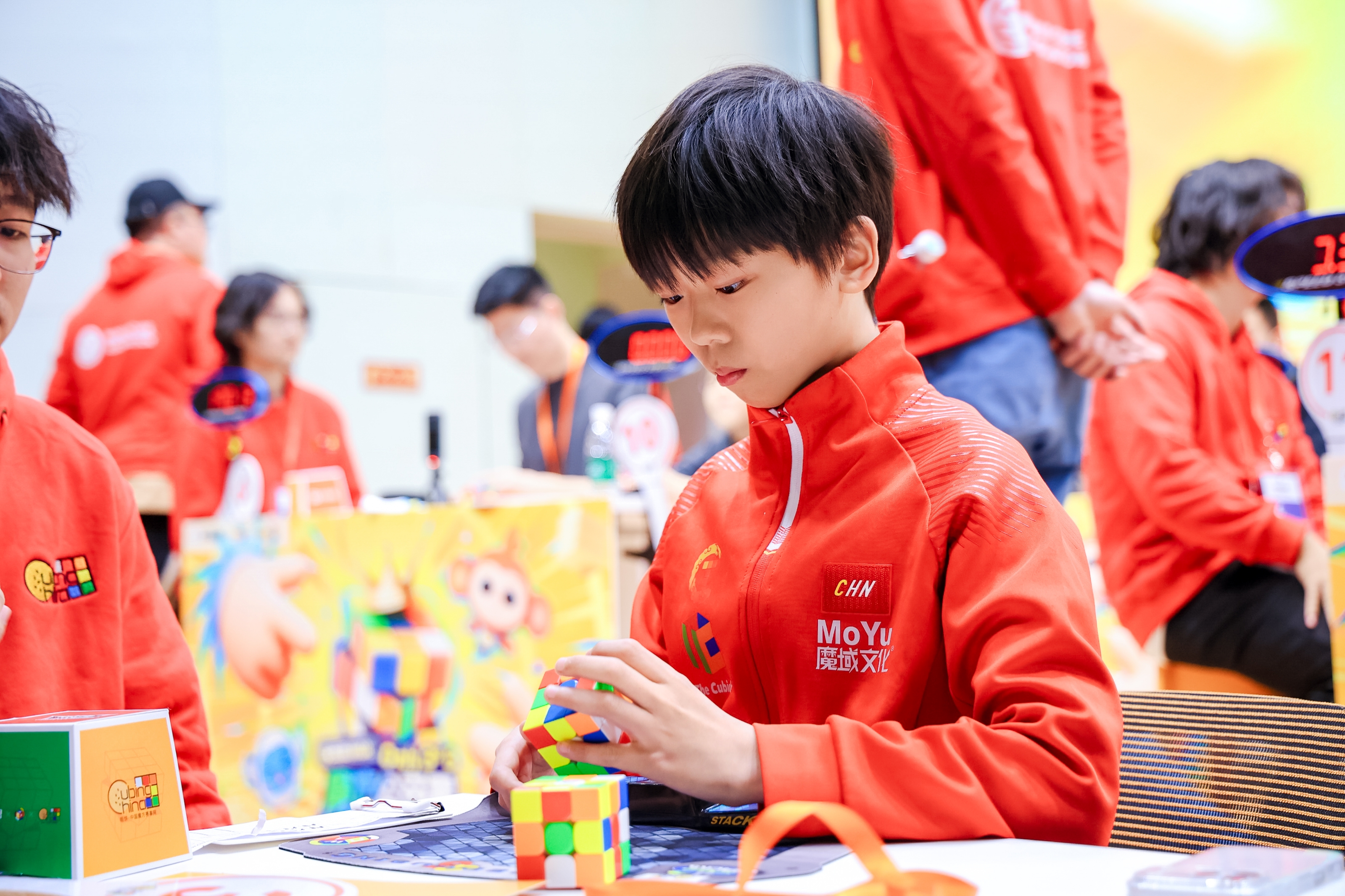 高手齐聚学而思×WCA三阶魔方公开赛，思维竞速燃动北京