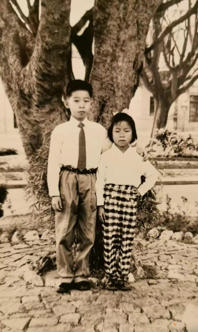▲韦然（左一）童年照
