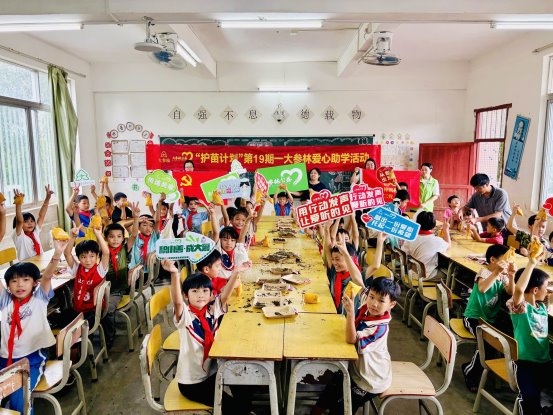 大参林医药集团向云浮市罗定云桂小学爱心助学活动