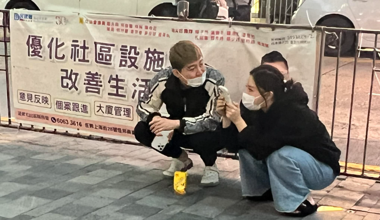 内地游客问：在香港为啥不能蹲？