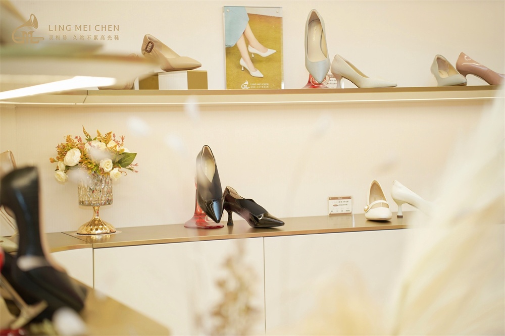 三城开业，奏响高光：LINGMEICHEN高光鞋全国化战略迈入新阶段