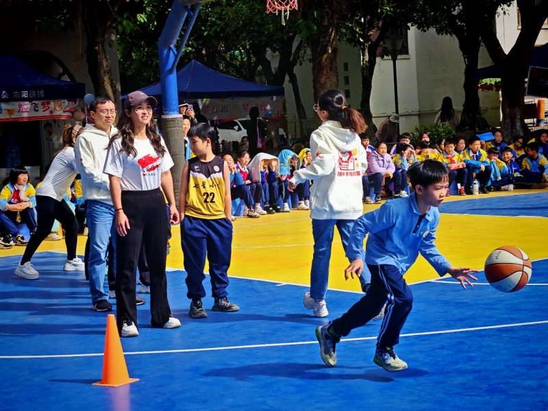 五地2.9万平运动场全面焕新！2025年度“友爱相伴幸福校园”项目完美收官