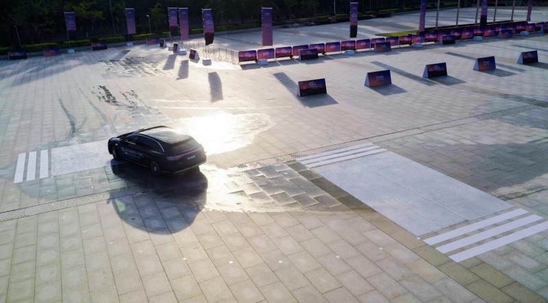 从容，自成一派，华为乾崑HUAWEI XMC全能试驾菁英汇，用科技赋能从容出行的“底气”