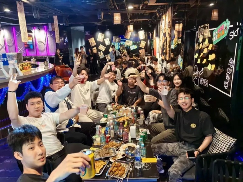 广州便利店的塑料凳,正在量产野生调酒师