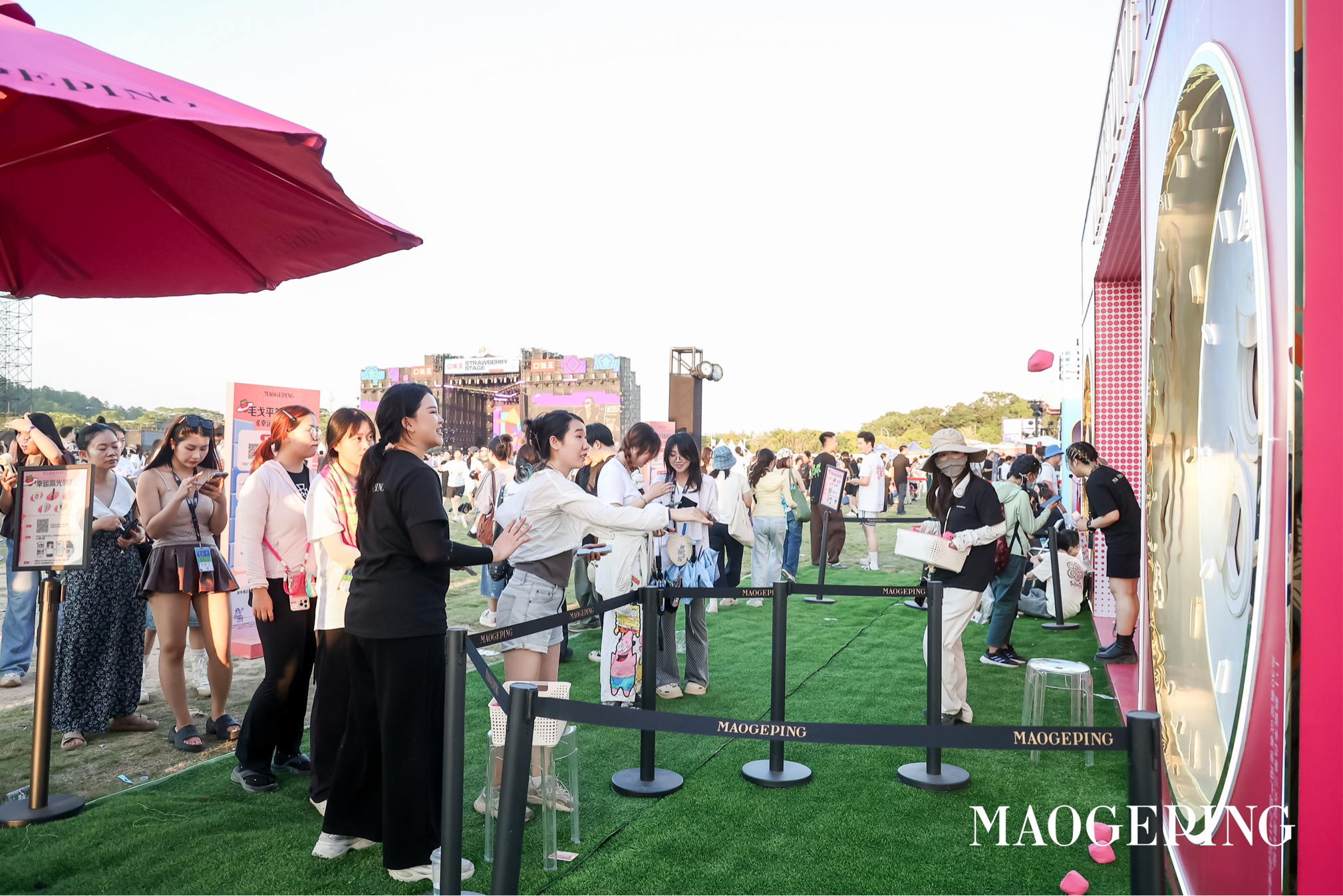 美自锋芒、璨动湾区，毛戈平定格广州草莓音乐节高光时刻