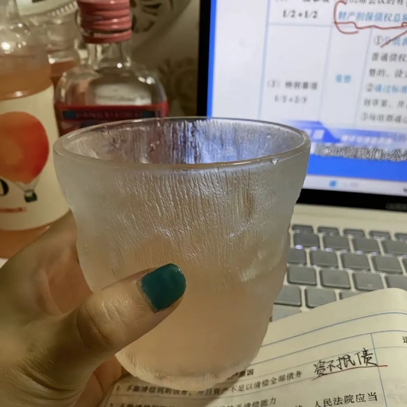 广州便利店的塑料凳,正在量产野生调酒师