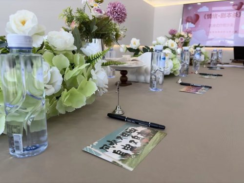 那天下班后，她们去演了一场关于自己的“戏”