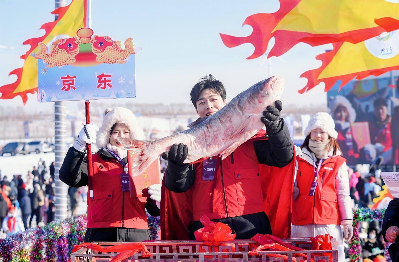 京东169 万拍下“头鱼”,并包销查干湖近50%产量,保障源头真鲜