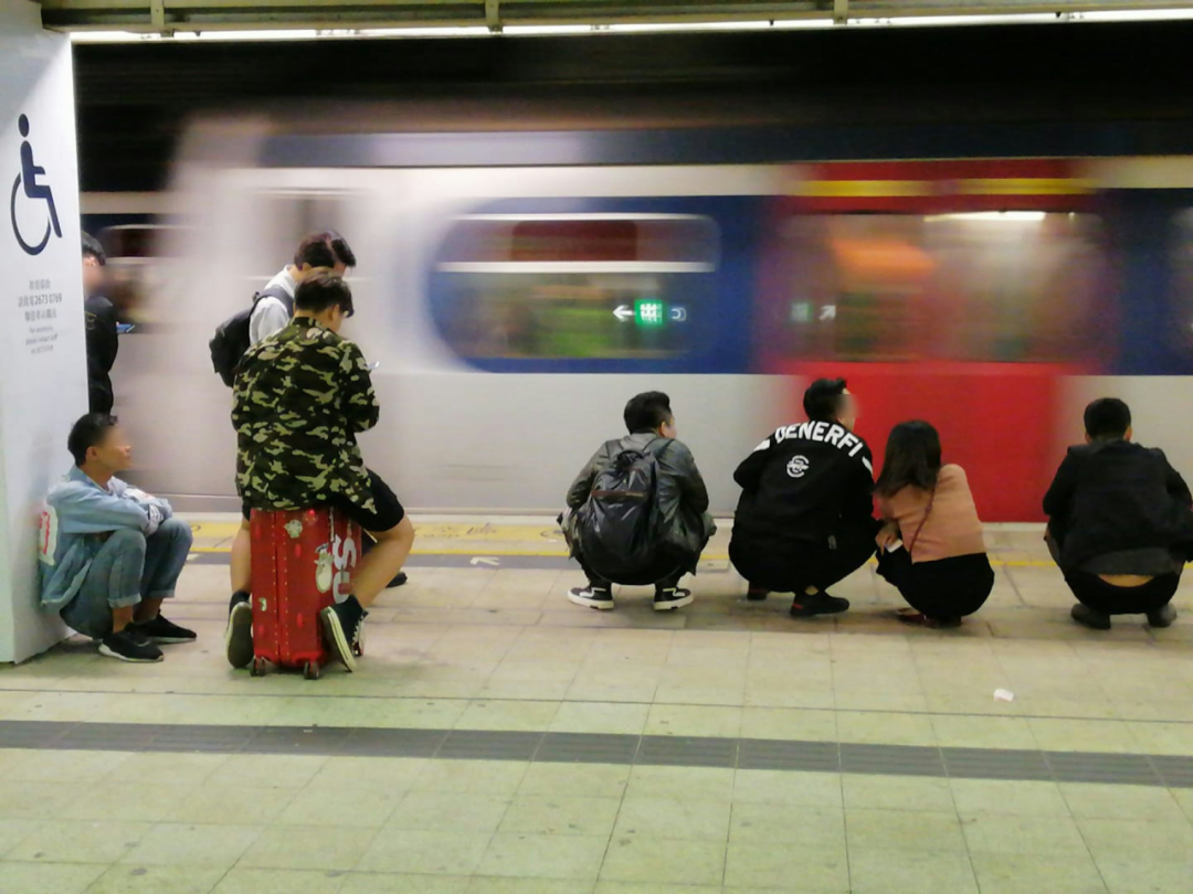 内地游客问：在香港为啥不能蹲？