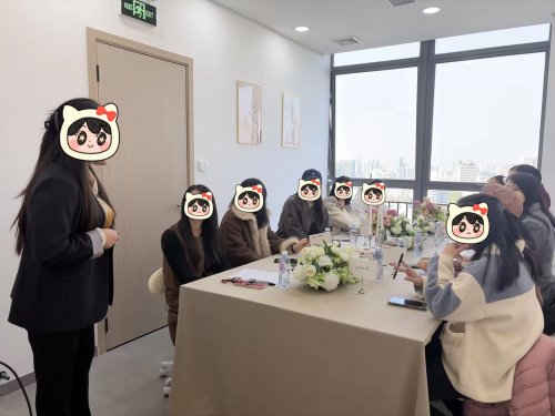 那天下班后，她们去演了一场关于自己的“戏”