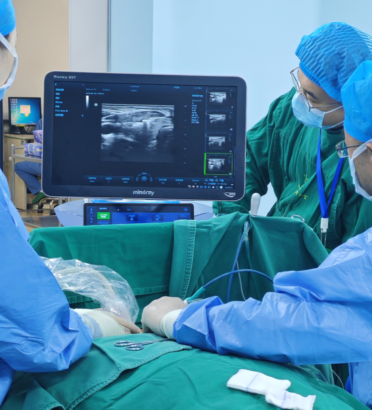 英国母子不远万里，只为赴深圳远东寻求2毫米的“中国方案”