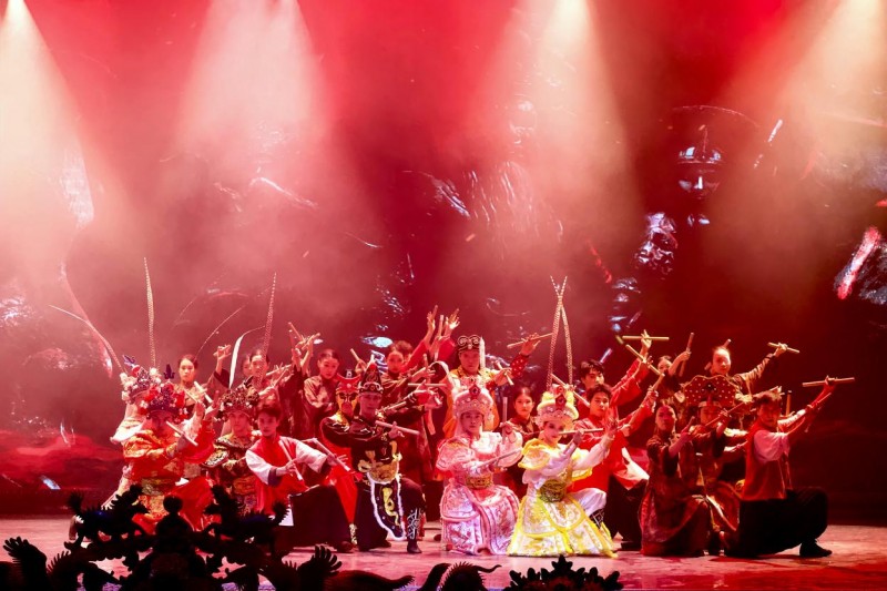 入梦潮州千年，归来大潮奔涌！非遗戏剧《入梦潮州》获满堂喝彩