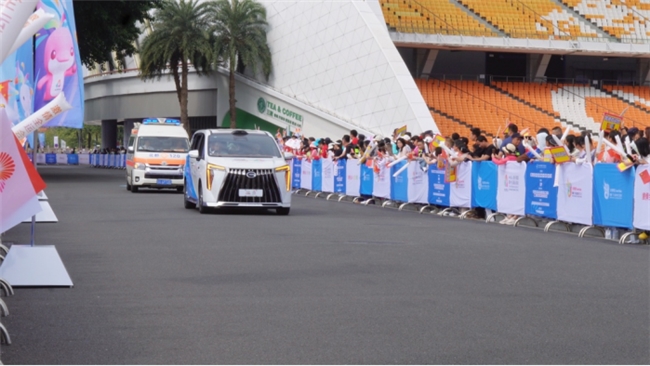 五运会火炬传递开跑，广汽集团董事长冯兴亚担任火炬手