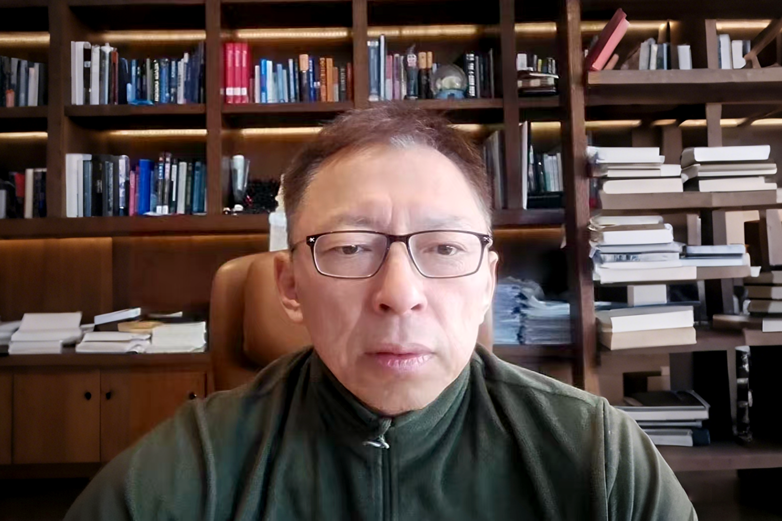 华纳兄弟巨亏百亿仍成抢手货?关注《张朝阳的英语课》了解好莱坞天价并购