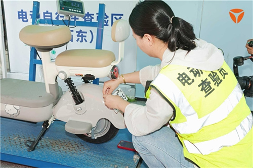 首张新国标车牌诞生，雅迪引领电动自行车迈入合规新时代