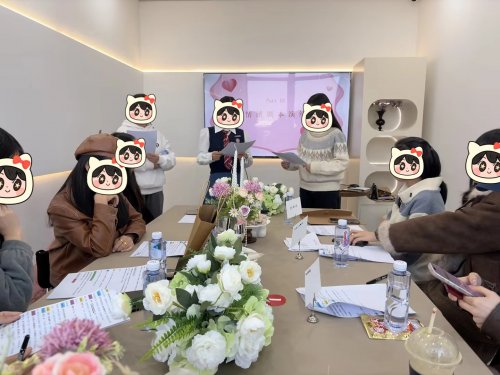 那天下班后，她们去演了一场关于自己的“戏”