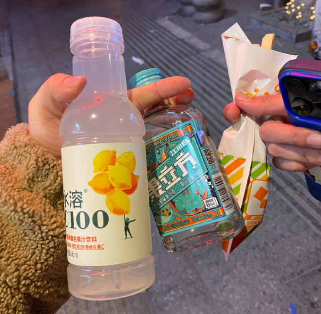 广州便利店的塑料凳,正在量产野生调酒师