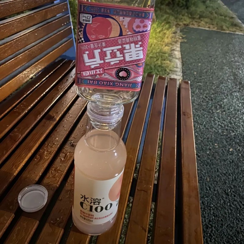 广州便利店的塑料凳,正在量产野生调酒师