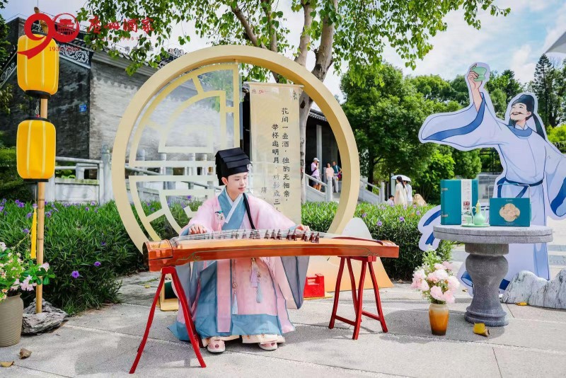 广州酒家携手广州市文化馆打造中秋游园会，让广大市民体验双节沉浸式游园！
