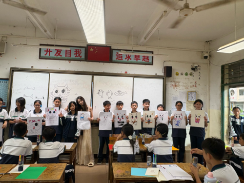 “移动的美术课”驶进桥中