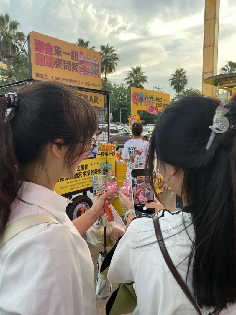 广州便利店的塑料凳,正在量产野生调酒师