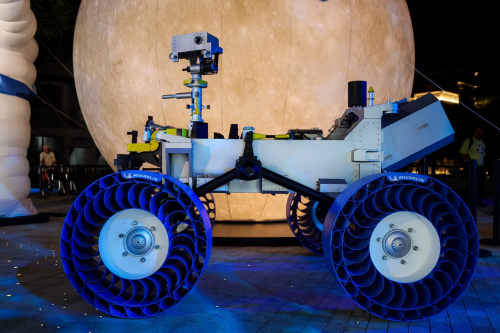 “创新,不止于道路”米其林点亮三城月球艺术装置,展示百年创新探索版图