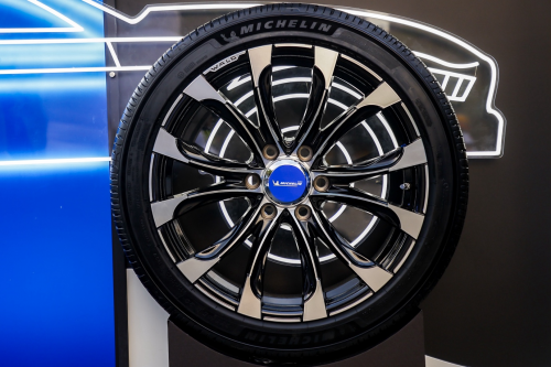 “创新,不止于道路”米其林点亮三城月球艺术装置,展示百年创新探索版图