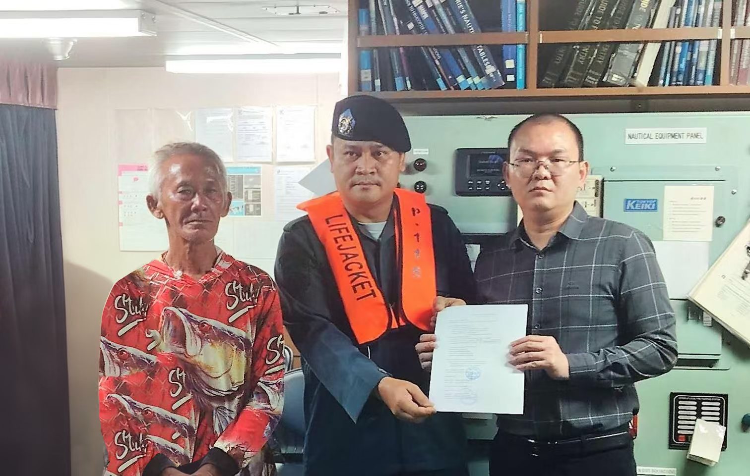 船长、落水渔民和印尼警方合影.jpg 船长、落水渔民和印尼警方合影.jpg