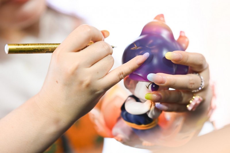 泡泡玛特DIMOO化身中泰建交50周年特邀挚友 限定主题彩绘专机盛大启航