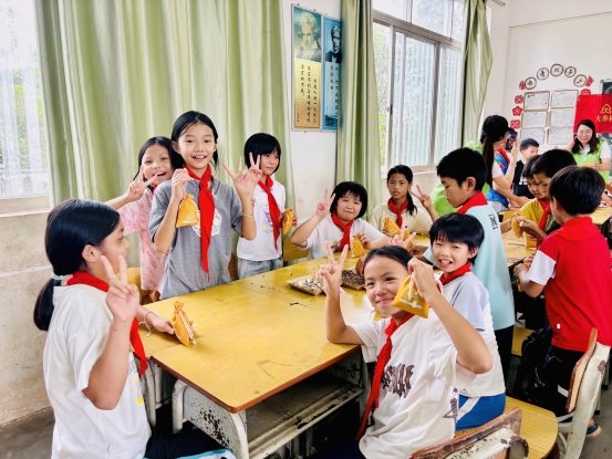 大参林医药集团向云浮市罗定云桂小学爱心助学活动