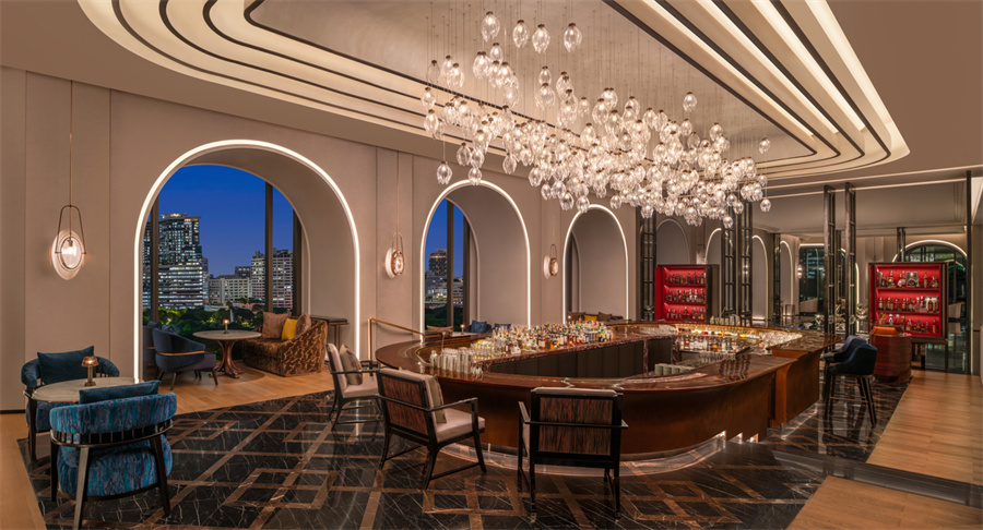 在曼谷丽思卡尔顿酒店 CALEŌ 邂逅鸡尾酒的浪漫艺术