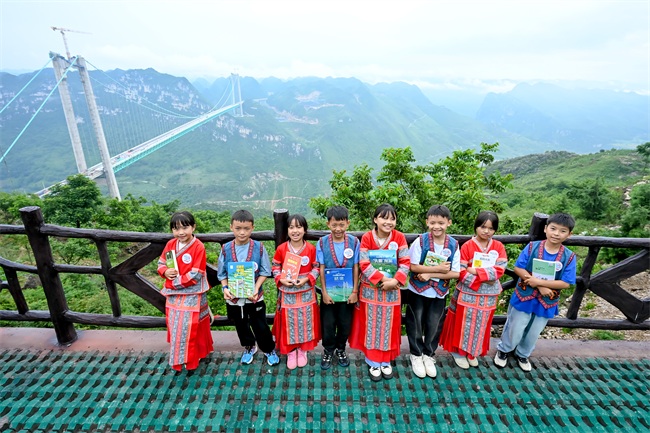 1758680887249099163.jpg 贵州安顺关岭的孩子打卡“世界第一高桥”。.jpg