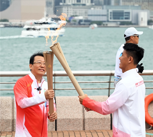 五运会火炬传递开跑,广汽集团董事长冯兴亚担任火炬手