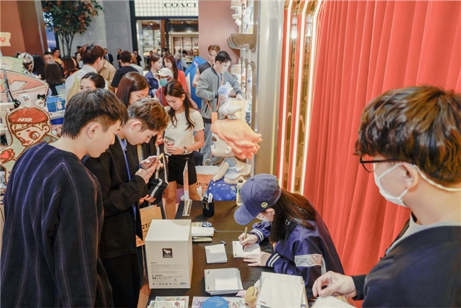 ​52TOYS澳门新濠影汇店重磅开业，CiCiLu艺术家签售会受追捧