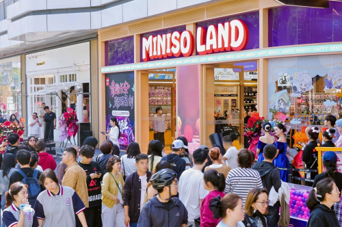 国庆打卡新风向:名创优品MINISO LAND西北首店亮相西安,引爆IP消费热潮