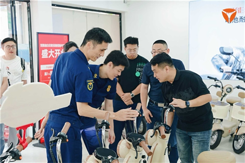 首张新国标车牌诞生,雅迪引领电动自行车迈入合规新时代