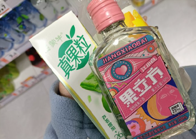 广州便利店的塑料凳,正在量产野生调酒师