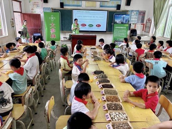 大参林医药集团向云浮市罗定云桂小学爱心助学活动