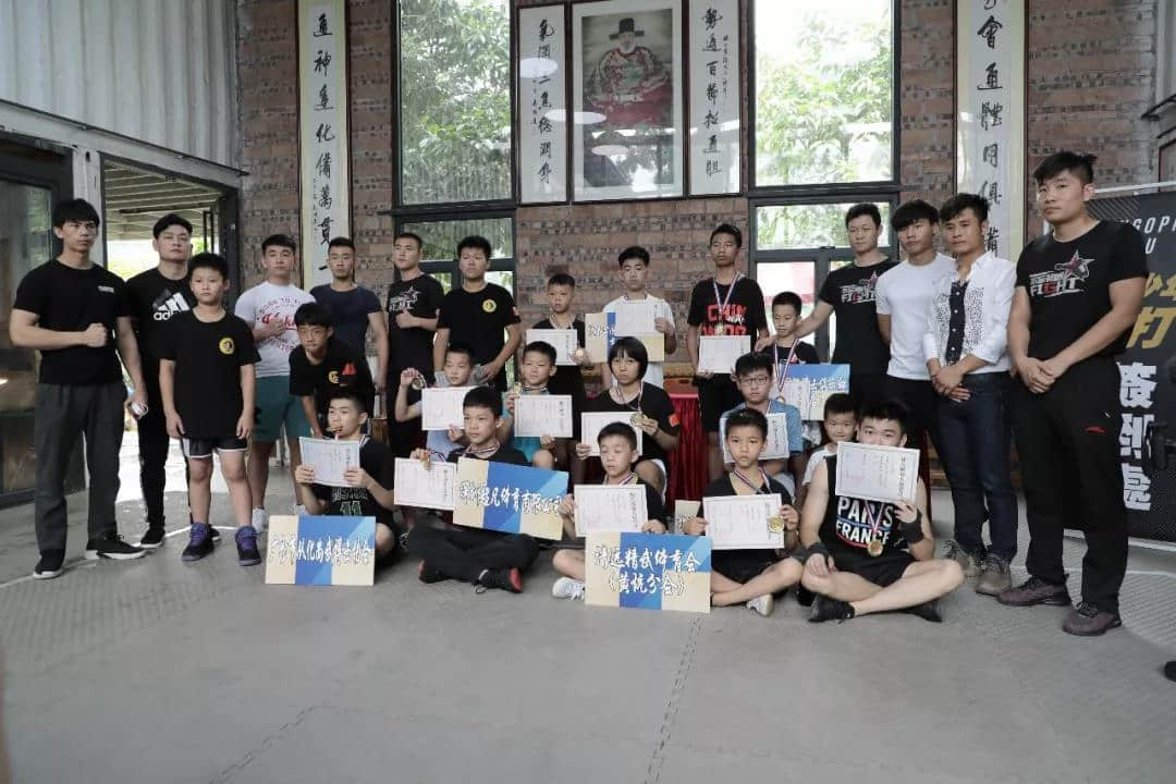 少儿散手获奖运动员与裁判们