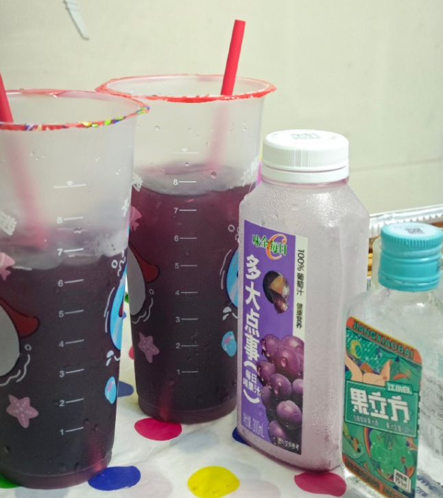 广州便利店的塑料凳,正在量产野生调酒师