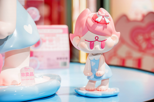 从巴黎时装周到广州艺术家街区,名创优品打造IP跨界新阵地