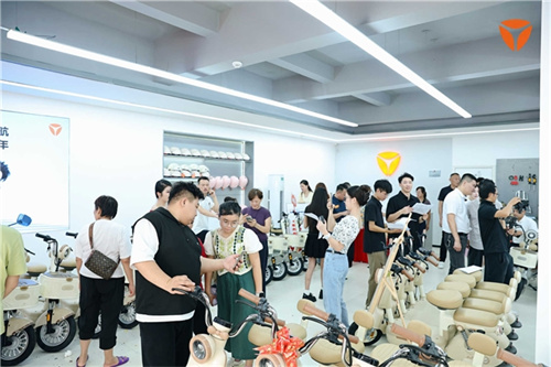 首张新国标车牌诞生,雅迪引领电动自行车迈入合规新时代