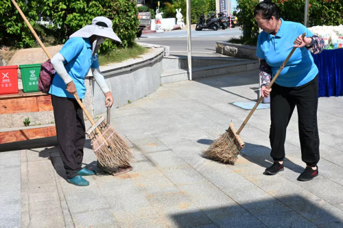 万山镇东澳岛举办关爱环卫工人,践行垃圾分类主题活动