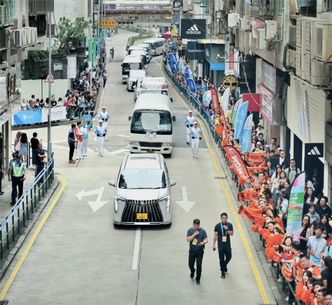 五运会火炬传递开跑,广汽集团董事长冯兴亚担任火炬手