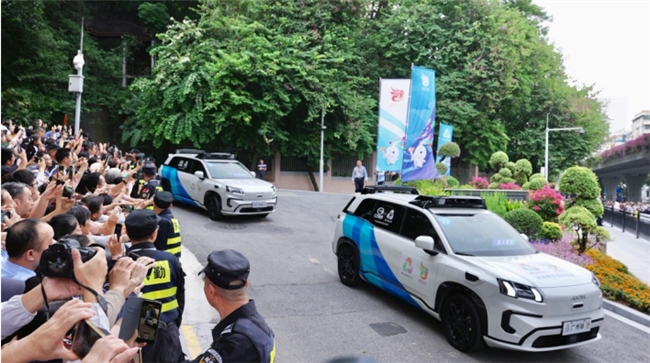 五运会火炬传递开跑,广汽集团董事长冯兴亚担任火炬手