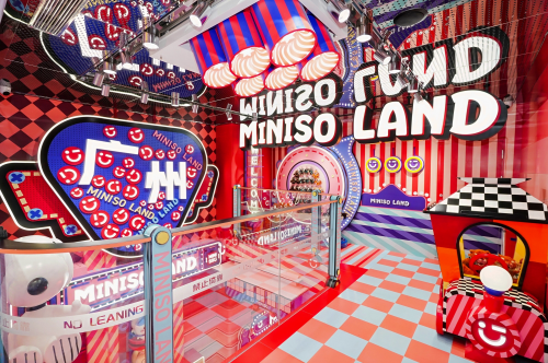 独家IP“右右酱”火爆出圈,名创优品加速迈向全球领先的IP运营平台